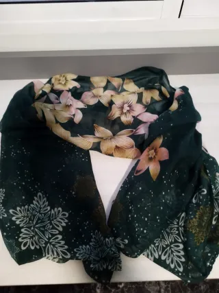 Fular estampado floral verde y rosa