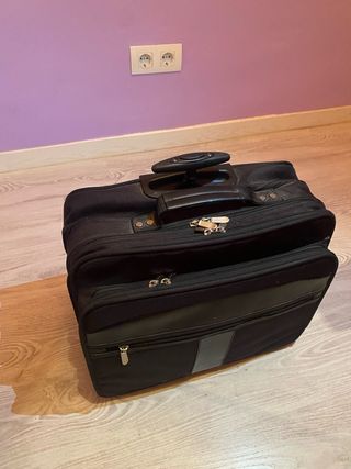 Maletín ejecutivo para portátil y documentos.