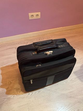 Maletín ejecutivo para portátil y documentos.