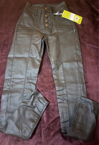 Pantalón efecto cuero negro