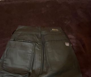 Pantalón efecto cuero negro