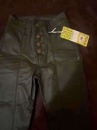 Pantalón efecto cuero negro