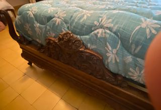 Cama antigua de madera tallada