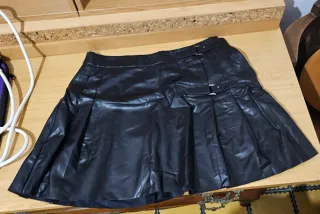 Minifalda de cuero sintético negra