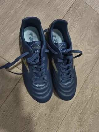 Zapatillas fútbol césped Joma azul/dorado