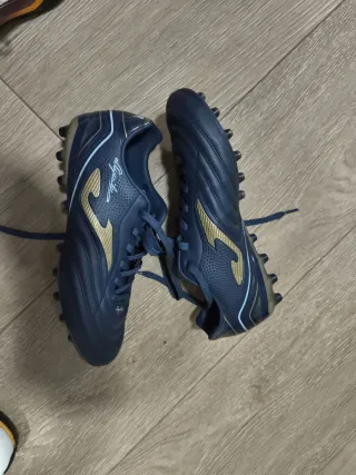Zapatillas fútbol césped Joma azul/dorado