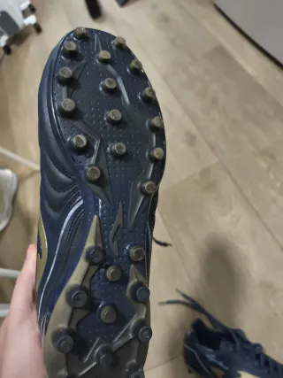 Zapatillas fútbol césped Joma azul/dorado