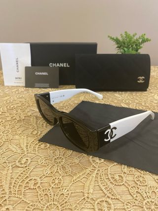 Occhiali da sole Chanel neri e bianchi