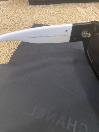 Occhiali da sole Chanel neri e bianchi