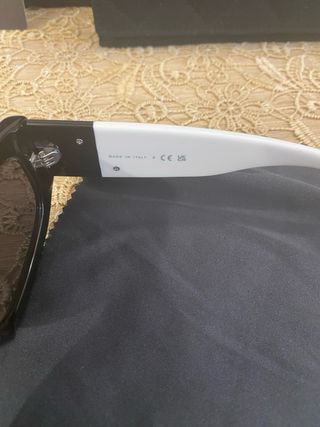 Occhiali da sole Chanel neri e bianchi