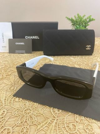 Occhiali da sole Chanel neri e bianchi