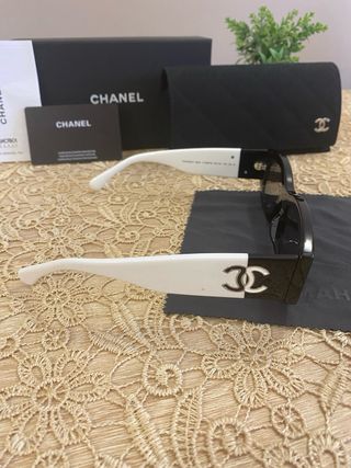 Occhiali da sole Chanel neri e bianchi