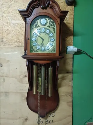 Reloj de pared antiguo para restaurar