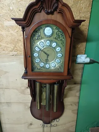 Reloj de pared antiguo para restaurar