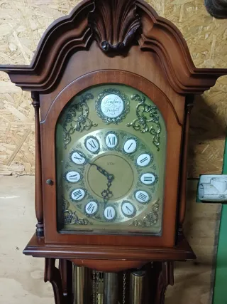 Reloj de pared antiguo para restaurar