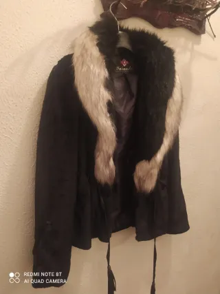 Chaqueta negra con cuello de pelo blanco y gris