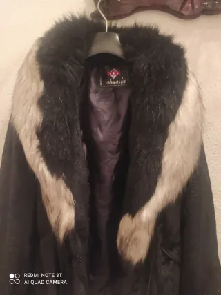 Chaqueta negra con cuello de pelo blanco y gris