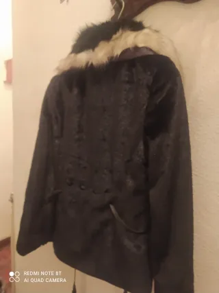 Chaqueta negra con cuello de pelo blanco y gris