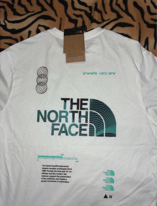 Camiseta The North Face Blanca.