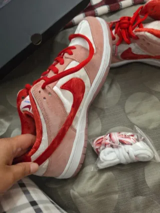 Nike SB Dunk Low StrangeLove Pink/Red