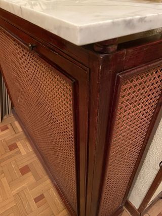 Cubre radiador de madera con mármol y rejilla