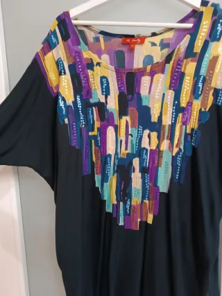 Vestido azul marino con estampado multicolor