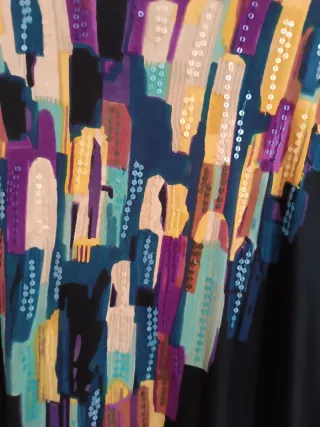 Vestido azul marino con estampado multicolor