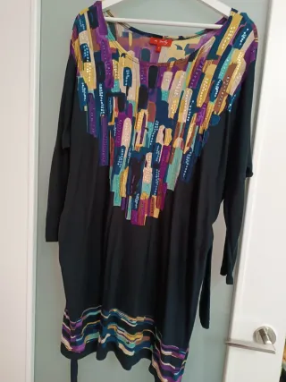 Vestido azul marino con estampado multicolor