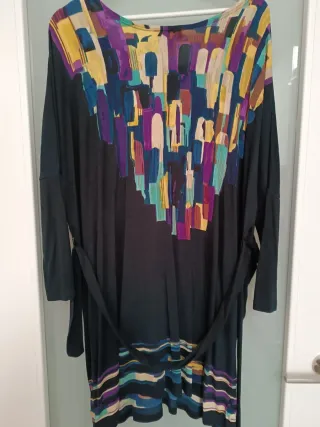 Vestido azul marino con estampado multicolor