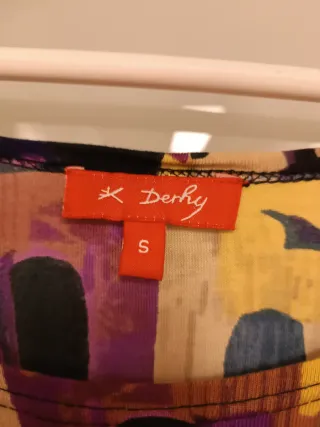 Vestido azul marino con estampado multicolor