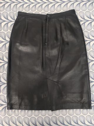 Falda de piel negra