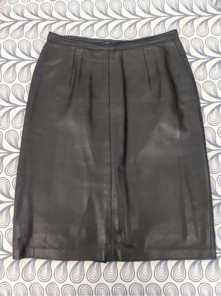Falda de piel negra