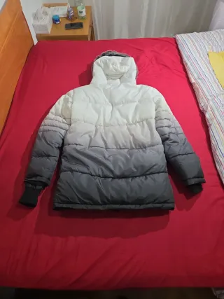 Abrigo acolchado con capucha y degradado