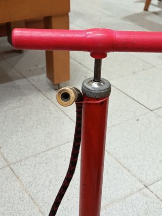 Bomba de inflar neumáticos roja