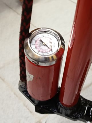 Bomba de inflar neumáticos roja