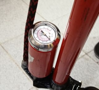 Bomba de inflar neumáticos roja