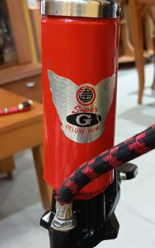 Bomba de inflar neumáticos roja