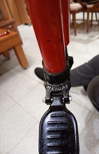 Bomba de inflar neumáticos roja