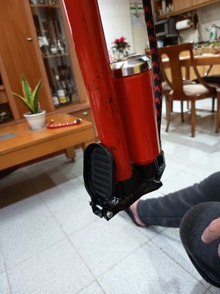 Bomba de inflar neumáticos roja