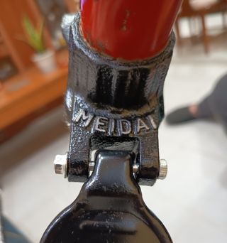 Bomba de inflar neumáticos roja