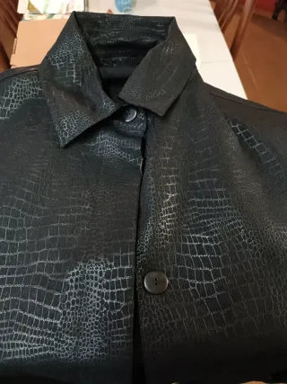 Chaqueta negra efecto piel reptil