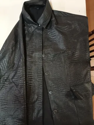 Chaqueta negra efecto piel reptil