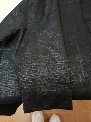 Chaqueta negra efecto piel reptil