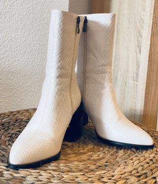 Botines caña media textura serpiente