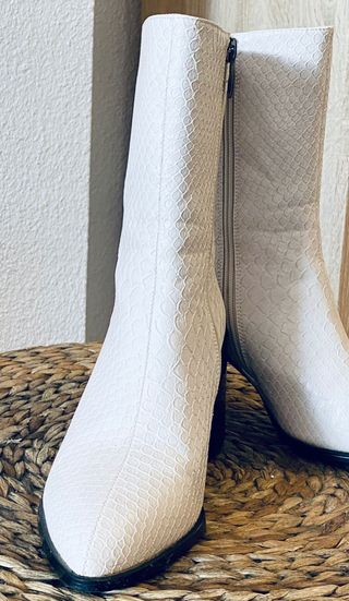Botines caña media textura serpiente