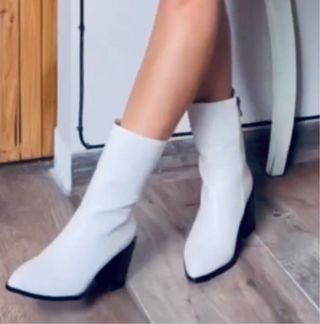 Botines caña media textura serpiente