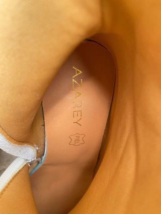 Botines caña media textura serpiente