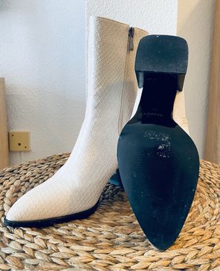 Botines caña media textura serpiente