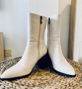 Botines caña media textura serpiente