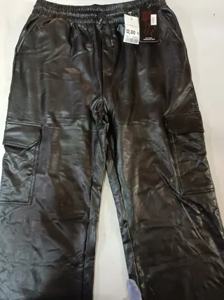 Pantalones cargo efecto piel negros